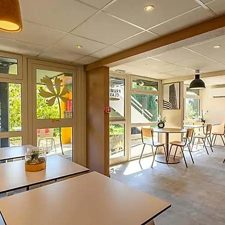 Premiere Classe Versailles - Saint Cyr L'Ecole Отель